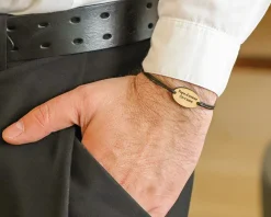 Bracelet cordon avec médaille ovale personnalisée en bois