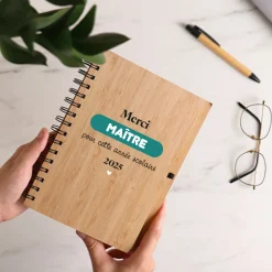 Cahier en bois personnalisé - L'Ecole est Finie