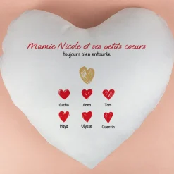 Coussin personnalisé coeur - Mamie et ses petits coeurs