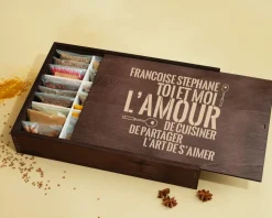 Grand coffret d'épices gravé « L'amour de cuisiner » - 36 épices du monde